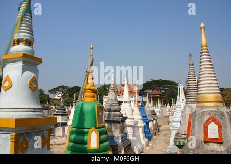 KANCHANABURI, THAÏLANDE - 25 janvier 2008 : vue du cimetière à Kanchanaburi, Thaïlande. Majorité des restes sont incinérés en Thaïlande (jusqu'à 90 pour cent). Banque D'Images