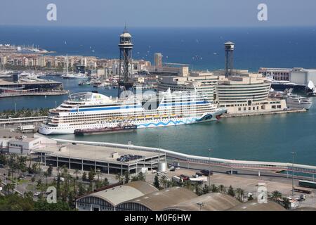 Barcelone, Espagne - 10 SEPTEMBRE : Les hommes conseil AidaBella le 10 septembre 2009 à Barcelone, Espagne. Aida Cruises Carnival Corporation fait partie du monde, Banque D'Images