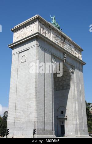 Arc de Triomphe (Arco de la Victoria), également connu sous le nom de Puerta de la Moncloa - vieux monument à Madrid, Espagne Banque D'Images