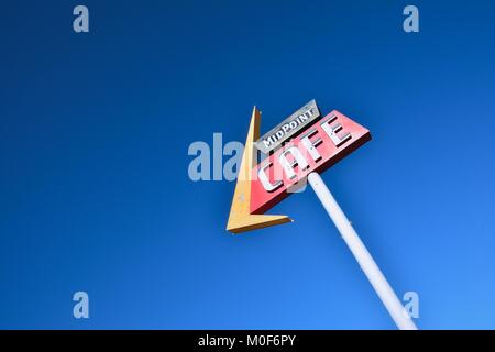 ADRIAN, TEXAS - 21 juillet : Midpoint Cafe Route 66 le 21 juillet 2017 dans la région de Adrian. Mi-chemin entre Chicago et Los Angeles dans l'historique Route 66. Banque D'Images