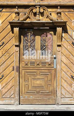 Szeged, Hongrie. Dans la ville de Csongrad. Vieille porte. Banque D'Images