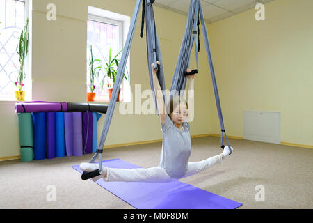 Lycéenne est assis sur de la ficelle sur cordes acrobatiques. Banque D'Images