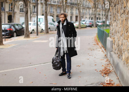 La moitié heureux touriste en visite de l'Afrique de l'Europe et la marche à pied avec sac. Banque D'Images