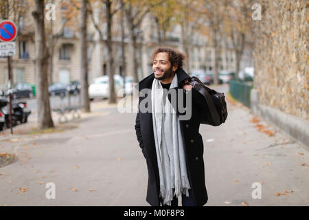 La moitié heureux touriste en visite de l'Afrique de l'Europe et la marche à pied avec sac. Banque D'Images