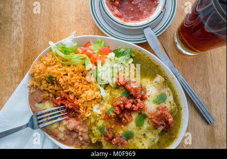 Les enchiladas Suizas à Lupe's, un plat mexicain avec du poulet et de la crème sure Banque D'Images