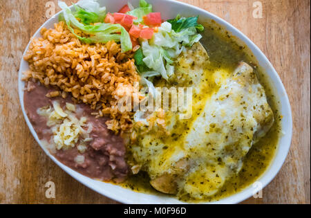 Les enchiladas Suizas à Lupe's, un plat mexicain avec du poulet et de la crème sure Banque D'Images