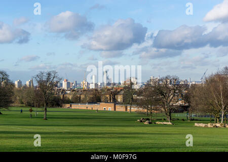 Centre de Londres vu au parc Brockwell Lido à Herne Hill, dans le sud de Londres. Banque D'Images