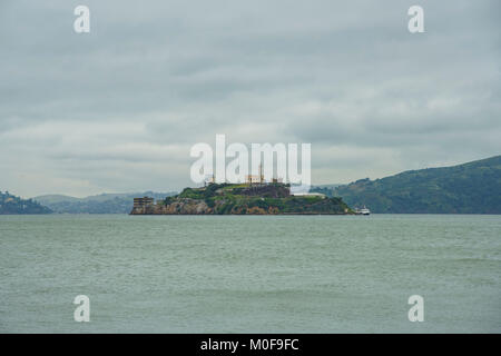 La célèbre île d'Alcatraz dans un jour nuageux, San Francisco, Californie Banque D'Images