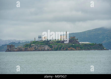 La célèbre île d'Alcatraz dans un jour nuageux, San Francisco, Californie Banque D'Images