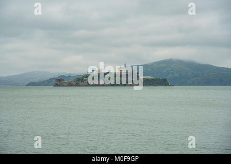 La célèbre île d'Alcatraz dans un jour nuageux, San Francisco, Californie Banque D'Images
