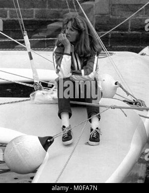 AJAXNETPHOTO. Novembre,1982. ST.MALO, FRANCE. -ROUTE DU RHUM-NAOMI JAMES, ÉPOUSE DU PATRON DE COLT CARS GO, ROB JAMES, songeur EN AVANT LE DÉPART DE LA COURSE. PHOTO:JONATHAN EASTLAND/AJAX REF:821007 F5191. Banque D'Images