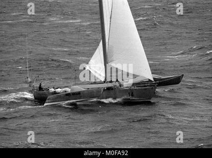 AJAXNETPHOTO.Novembre 1982. ST.MALO, FRANCE. - ROUTE DU RHUM - TRIMARAN À FOILS PAUL RICARD SKIPPÉ PAR ERIC TABARLY SE DIRIGE VERS L'OUEST VERS LE BAS CANAL APRÈS LE DÉPART. PHOTO:JONATHAN EASTLAND/AJAX REF:821007 25009  Banque D'Images