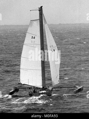 AJAXNETPHOTO.Novembre 1982. ST.MALO, FRANCE. - ROUTE DU RHUM - TRIMARAN À FOILS PAUL RICARD SKIPPÉ PAR ERIC TABARLY SE DIRIGE VERS L'OUEST VERS LE BAS CANAL APRÈS LE DÉPART. PHOTO:JONATHAN EASTLAND/AJAX REF:821007 f4098 Banque D'Images