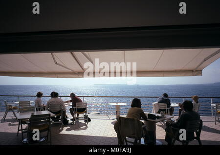 AJAXNETPHOTO. CAP D'ANTIBES, ANTIBES, FRANCE. - VUE SUR LA TERRASSE MER MÉDITERRANÉE - DEPUIS L'HÔTEL DU CAP-EDEN-ROC. PHOTO:JONATHAN EASTLAND/AJAX REF:202221 7 Banque D'Images