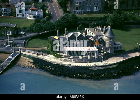 AJAXNETPHOTO. 1984. COWES, en Angleterre. - Célèbre YACHT CLUB - LE ROYAL YACHT SQUADRON CLUB HOUSE ET JARDINS AVANT L'EXPANSION. PHOTO:JONATHAN EASTLAND/AJAX REF:842088 21 Banque D'Images