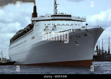 AJAXNETPHOTO. Août, 1982. SOUTHAMPTON, Angleterre. - Nouvelle PEINTURE - le paquebot QUEEN ELIZABETH 2 CUNARD SOUTHAMPTON AU DÉPART DU TERMINAL DE L'OCÉAN DANS SES NOUVELLES COULEURS DE COQUE gris galet après ses vastes reposer après conflit des îles Falkland FONCTIONS À BORD. PHOTO;JONATHAN EASTLAND/AJAX REF:820814 19 Banque D'Images