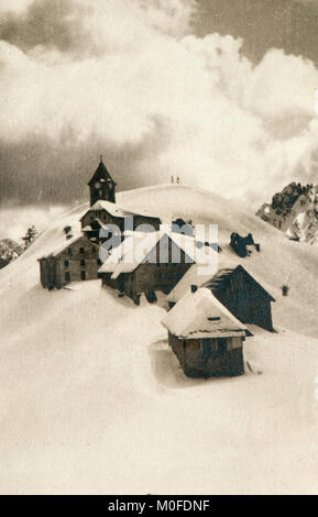 Le petit village isolé de 'Monte Santo di Lussari' dans une photo prise dans l'hiver de 1925 (Milan, Udine, Italie) Banque D'Images