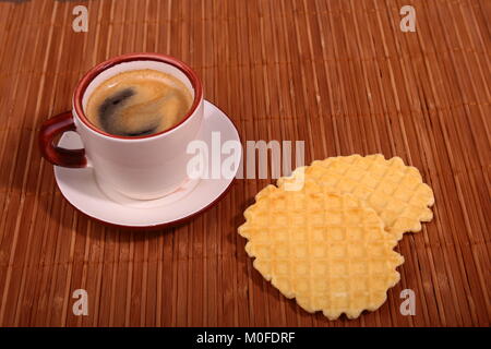 Wafel, gaufre au caramel et tasse à café, coffeebreak isolé sur fond sombre Banque D'Images