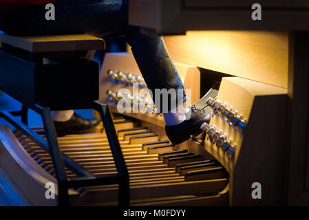 Reykjavik, Islande. Décembre 2017. L'organiste commence à jouer sa musique (3 claviers et pédalier d'orgue à tuyaux) à la cathédrale Hallgrimskirkja. Banque D'Images