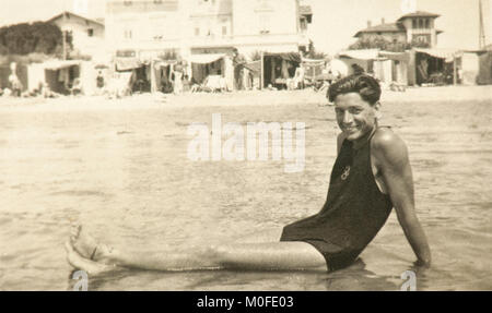 Un jeune homme séduisant, détente sur la plage de Grado (Gorizia, 1925) Banque D'Images