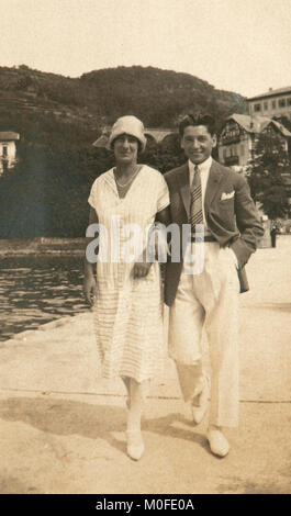 L'Italien couple walking in Grignano, Italie (juillet, 1925) Banque D'Images