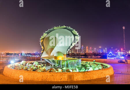 Pearl Oyster et Fontaine sur Corniche, la Promenade à Doha, Qatar Banque D'Images