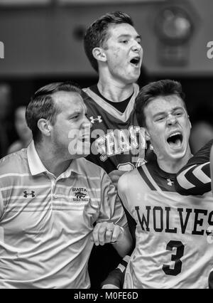 Action de basket-ball avec double vs Enterprise High School à Redding en Californie. Banque D'Images