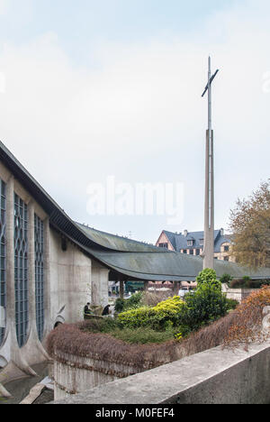 Croix qui marque l'endroit où Jeanne d'Arc a été brûlée sur le bûcher dans une cour à Rouen France Banque D'Images