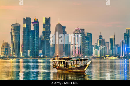 Un Dhow, bateau traditionnel en bois, à Doha, Qatar Banque D'Images