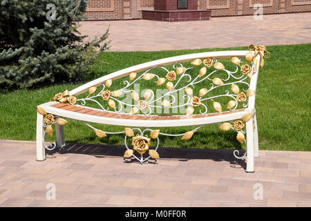 Banc de la rue avec de faux motifs. Produit du forgeron. L'art dans un faux marbre. Banque D'Images