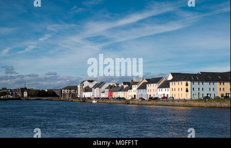 Bâtiments colorés le long de la longue promenade, au Claddagh à Galway, en Irlande. Banque D'Images