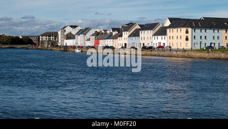 Bâtiments colorés le long de la longue promenade, au Claddagh à Galway, en Irlande. Banque D'Images