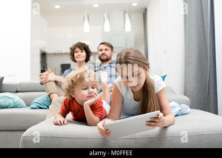 Activités de loisirs de famille aimante Banque D'Images