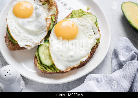 Petit-déjeuner à l'avocat et oeufs sur toasts assiette blanche. Vue rapprochée. Concept de saine alimentation régimes amaigrissants Banque D'Images