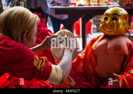 La danse du Dragon Artiste prend photo de l'homme en costume. Nouvel An vietnamien Banque D'Images