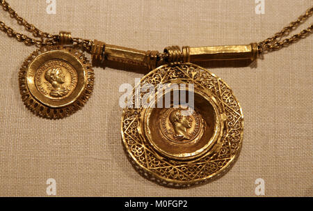 Collier avec pendentifs or pièce romaine 3e siècle, le Metropolitan Museum of Art (le MET), Upper Manhattan, New York City, New York State, USA. Banque D'Images