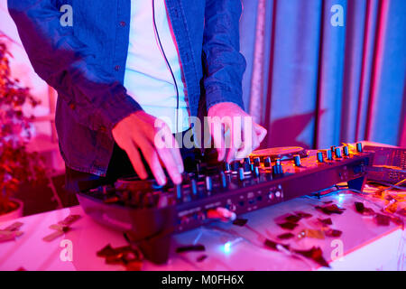 La lecture de la musique de DJ en Club Banque D'Images