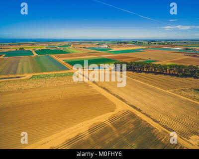 Vue aérienne de champs de cultures - Les rectangles à droite sur des routes rurales journée d'été lumineux Banque D'Images