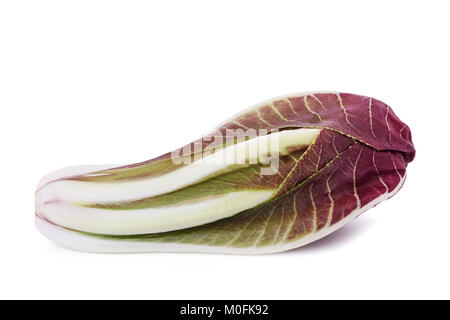 Le radicchio rouge isolé sur fond blanc Banque D'Images