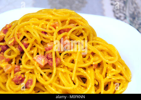 Vue détaillée d'un plat de spaghetti alla carbonara italienne avec bacon, oeufs, et le poivre Banque D'Images