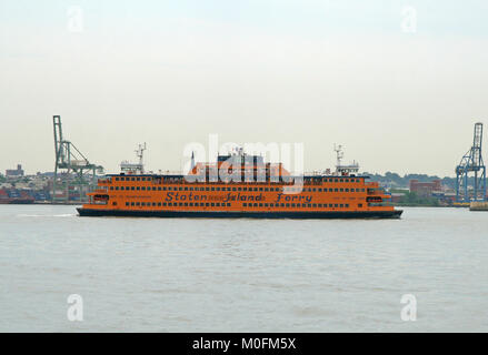 Staten Island Ferry naviguant entre Manhattan-Staten River-Atlantic d'Hudson, l'océan Island, New York City, New York State, USA. Banque D'Images