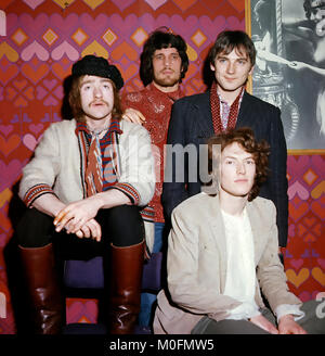 Groupe de rock britannique de la circulation en décembre 1967. De gauche à droite : Dave Mason, Jim Capaldi, Chris Wood, Stevie Winwood en gris veste. Photo : Tony Gale Banque D'Images