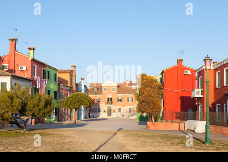 Maisons colorées sur l'île de Burano, lagune de Venise, Venise, Vénétie, Italie au cours de l'heure d'or au coucher du soleil Banque D'Images