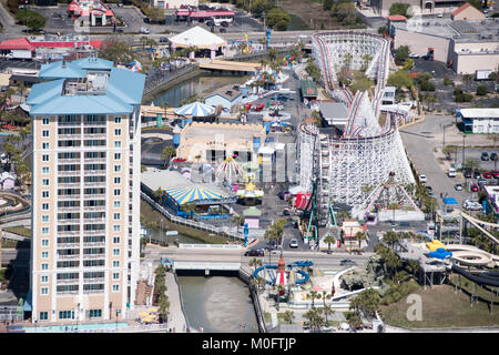 Rollercoaster fonctionnant à un parc d'attractions du littoral dans la région de Myrtle Beach, Caroline du Sud Banque D'Images