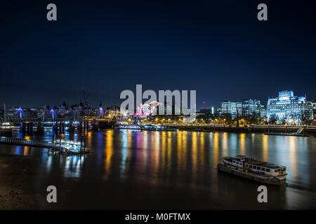 Une vue sur la Tamise vers la gare de Charing Cross le 17 janvier 2018 à London, UK Banque D'Images