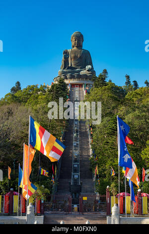 L'île de Lantau à Hong Kong Chine Asie 13 Jan, 2018 Les 268 marches menant au 34 mètre de haut Tian Tan Buddha Banque D'Images