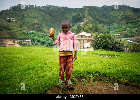 Le Rwanda, l'entourant de Cyangugu, enfant Banque D'Images