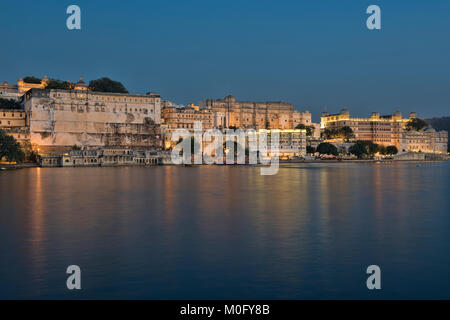 Le majestueux City Palace sur le lac Pichola, Udaipur, Rajasthan, Inde Banque D'Images