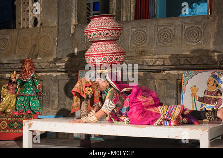 La danse célèbre Bhavai, célébrer les efforts des femmes pour transporter de l'eau dans le désert, Udaipur, Rajasthan, Inde Banque D'Images