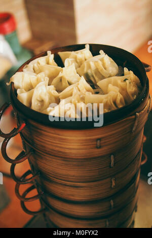 Porc frais à la vapeur boulettes en panier de bambou, dim sum Banque D'Images